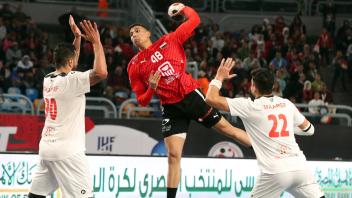 Mohab Abdelhak (Mitte) vom THW Kiel gewann mit Ägypten das Endspiel um die Afrikameisterschaft klar gegen Tunesien.