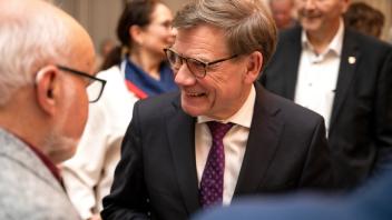 Der Star der CDU Rendsburg-Eckernförde: Außenminister und Kreisvorsitzender Johann Wadephul auf dem Neujahrsempfang seiner Partei im Rendsburger Conventgarten umringt von Mitgliedern.  