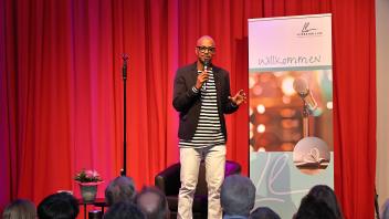 Mit seinem Plattdeutsch begeisterte Yared Dibaba nicht nur die plattsprechenden Besucher, sondern alle, die an diesem Abend zum glücklichen Kreis gehörten, eine Eintrittskarte erhascht zu haben.