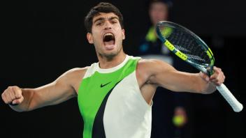 TOPSHOT - Spain's Carlos Alcaraz reacts after a point against Serbia's Novak Djokovic during their men's singles final match on day fifteen of the Australian Open tennis tournament in Melbourne on February 1, 2026. (Photo by DAVID GRAY / AFP) / -- IMAGE RESTRICTED TO EDITORIAL USE - STRICTLY NO COMMERCIAL USE --