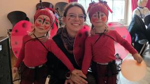 Marienkäfer-Zwillinge Charlotte und Leonie mit Mama Elisabeth.