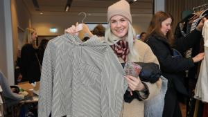 Sarah Wenzel gefielt dieser maritime Pullover. Nach kurzer Verhandlung mit der Verkäuferin gab es positive Nachrichten: Beim Preis wurde man sich einig und der Pullover wird zukünftig im Schrank von Sarah Wenzel zu finden sein.