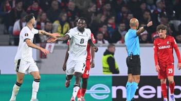 <p>Fußball: Europa League, SC Freiburg - FC Basel, Vorrunde, 1. Spieltag, Europa-Park Stadion: Philp Otele (2.v.l, FC Basel) feiert seinen Treffer zum 2:1. (zu dpa: «Bericht: HSV will Offensivspieler vom FC Basel ausleihen»)</p>