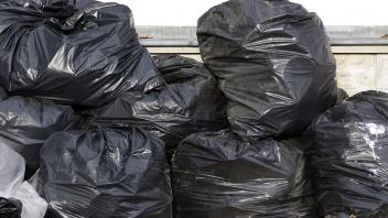 Gefüllte Müllsäcke, Deutschland, Europa Filled bin liners, Germany, Europe Copyright: imageBROKER/AnettexJäger ibxaja117