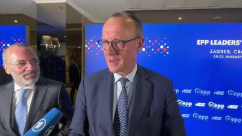 30.01.2026, Kroatien, Zagreb: Bundeskanzler Friedrich Merz (r, CDU) spricht zu den Medien beim Spitzentreffen der Europäischen Volkspartei in Zagreb. Staats- und Regierungschefs der Europäischen Volkspartei, zu der CDU und CSU gehören, beraten über die Rolle Europas in einer sich dramatisch verändernden Weltordnung. Foto: Michael Fischer/dpa +++ dpa-Bildfunk +++