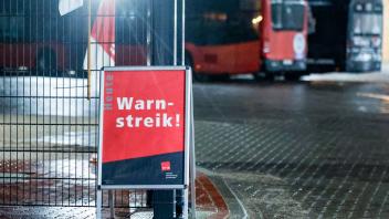 <p>Ein Banner mit der Aufschrift „ Warnstreik“ hängt vor dem Eingang zu einem Betriebshof. (zu dpa: «Warnstreik droht Stadtbusse in vier Städten lahmzulegen»)</p>