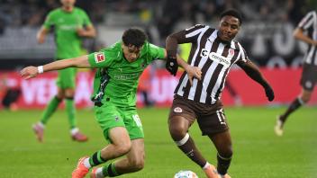 <p>Fußball: Bundesliga, 9.Spieltag: FC St.Pauli - Borussia Mönchengladbach im Millerntorstadion. Mönchengladbachs Philipp Sander (l.) und Hamburgs Oladapo Afolayan kämpfen um den Ball. (zu dpa: «Afolayan verlässt FC St. Pauli - Wechsel nach Blackburn»)</p>