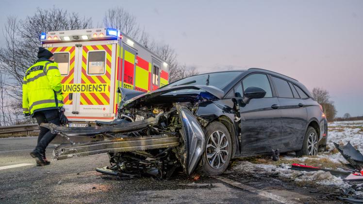 Unfall auf L15 bei Tarp: Zwei Autofahrer verletzt