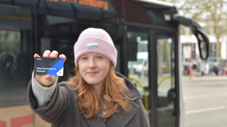 Für Schüler, wie Redaktions-Praktikantin Johanna Larusson aus Rellingen, bietet das Deutschlandticket viel Mobilität – nicht nur auf dem Schulweg sondern auch in der Freizeit. 