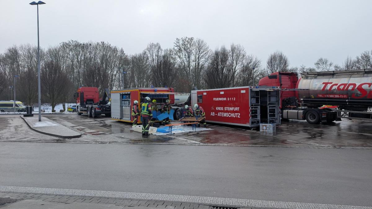 Gefahrguteinsatz-der-Feuerwehr-auf-Rastst-tte-an-A30-in-Westerkappeln