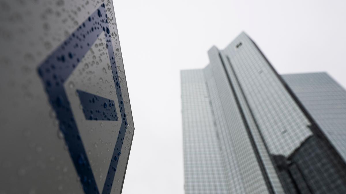 Mehr-als-40-Konten-Wie-die-Deutsche-Bank-auf-die-neuen-Epstein-Enth-llungen-reagiert