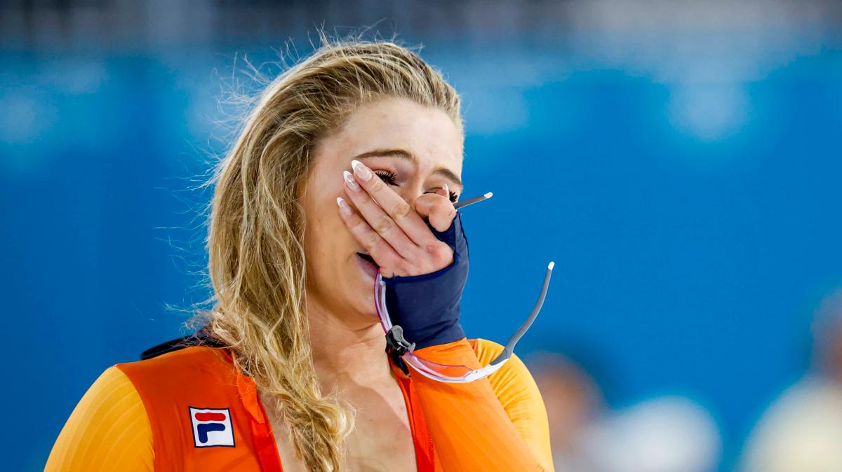 Goldenes-Glamour-Girl-Superstar-kr-nt-sich-selbst