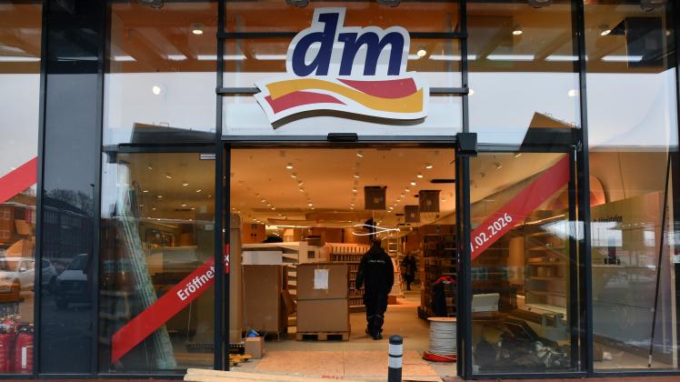 Eröffnungsdatum des DM-Markts vor dem Delftor in Itzehoe steht