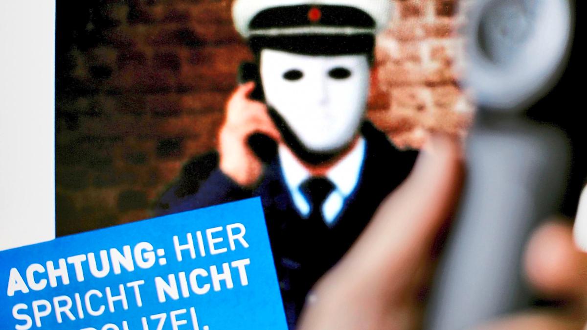Fake police officer swindles senior citizen - | large sum of money stolen