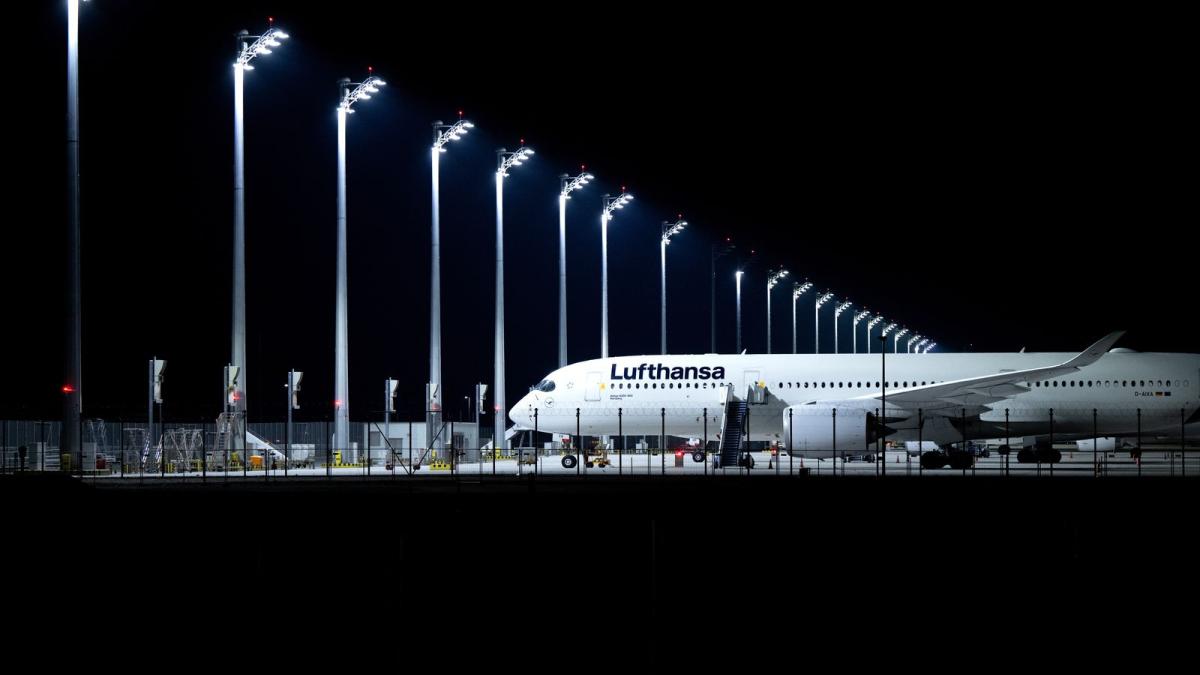 München: 500 Passagiere sitzen nachts in Flugzeugen fest