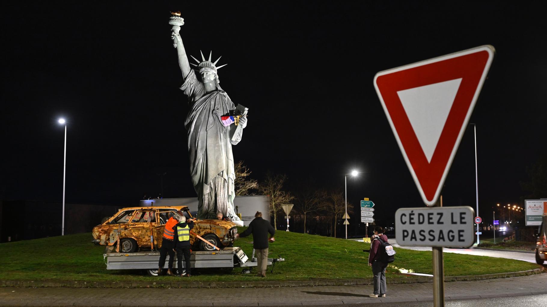 Freiheit für die Ukraine: Osnabrücker Künstler parkt zerschossenes Auto vor Freiheitsstatue