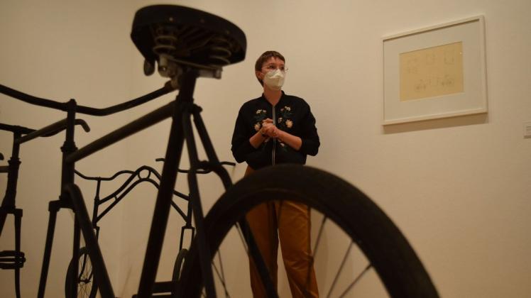 Die Ausstellung "Fahrradkörper" rückt das Zweirad in den Fokus der Kunst, so Eugenia Kriwoscheja, Kuratorin der Sonderausstellung in der Städtischen Galerie Delmenhorst.