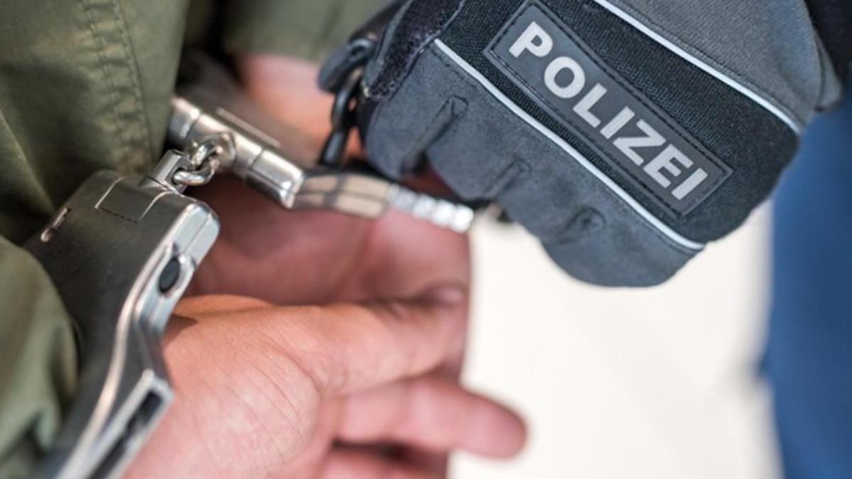 Strafe Zeichen Freund bezahlt 2400 Euro Strafe