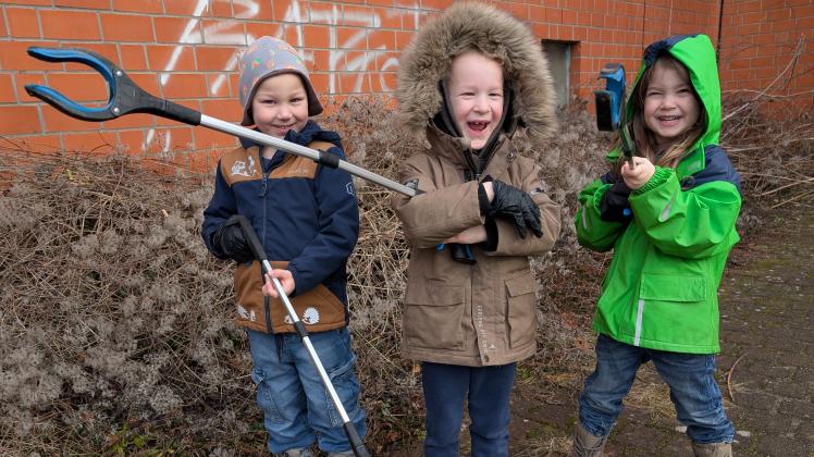 Kita-Kinder sammeln Müll: Abfall kann auch Gefahren bergen