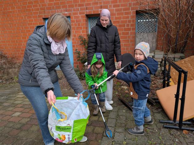 Kita-Kinder sammeln Müll: Abfall kann auch Gefahren bergen