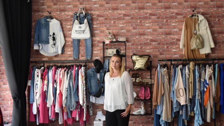 FashionLook Inhaberin Karolina Kufel freut sich über die Eröffnung ihres neuen Ladens in Delmenhorst.