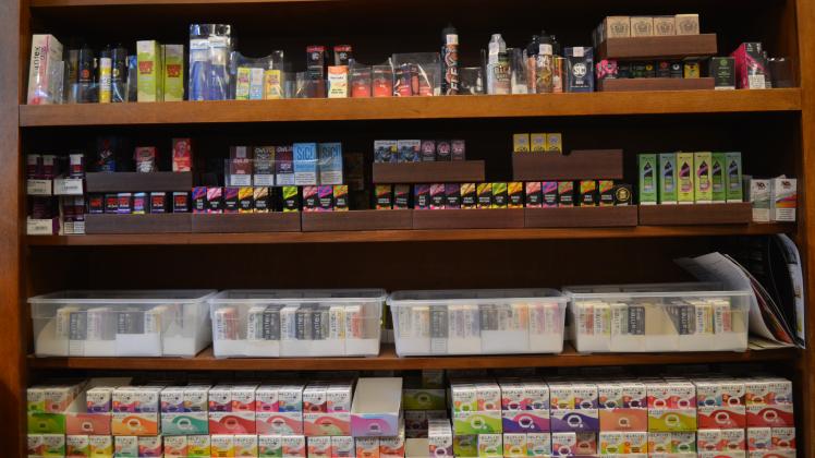 aromen verbot e zigarette Aromen-Verbot bei Vapes: Drogenbeauftragter sieht Gefahren im  fruchtig-süßem Rauch main image 1