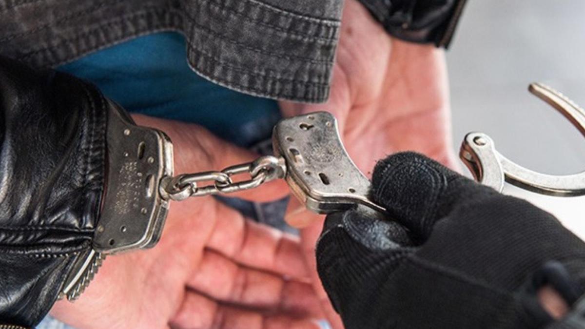 Strafe Zeichen Mann zahlt Strafe und bekommt Strafantrag