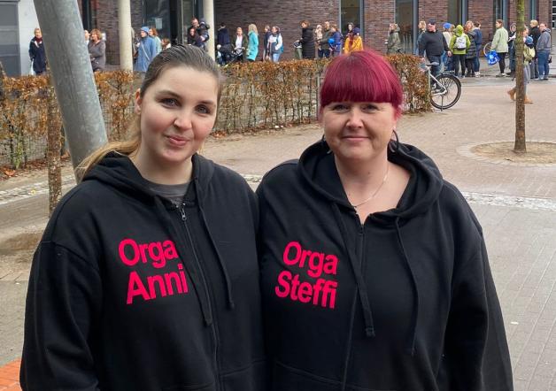 Die beiden Barmstedterinnen Annika Seemann (33) und Stefanie Geißler (39) sorgen dafür, dass alles glattläuft.
