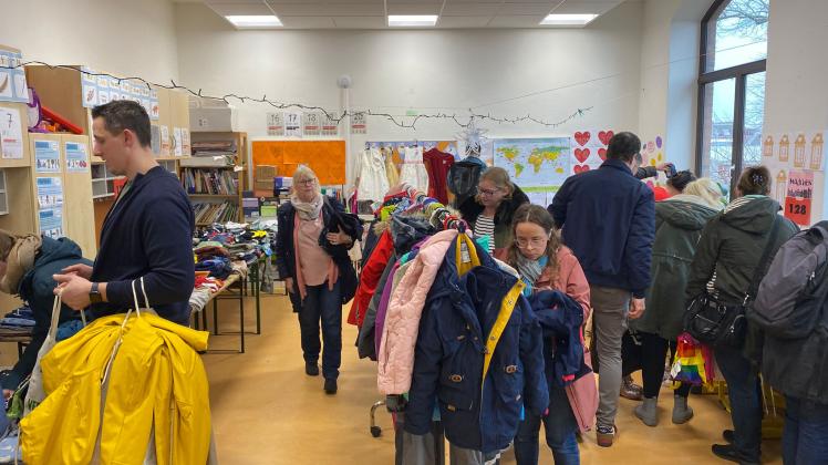 In den verschiedenen Räumen der Gottfried-Semper-Schule sind die angebotenen Waren sortiert aufgehängt.