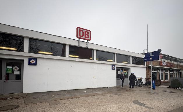 Kaffee, ein offenes Ohr und Gesellschaft beim Rauchen: 50 bis 70 Menschen suchen pro Öffnungstag Schutz in den Räumlichkeiten der Bahnhofsmission Elmshorn.