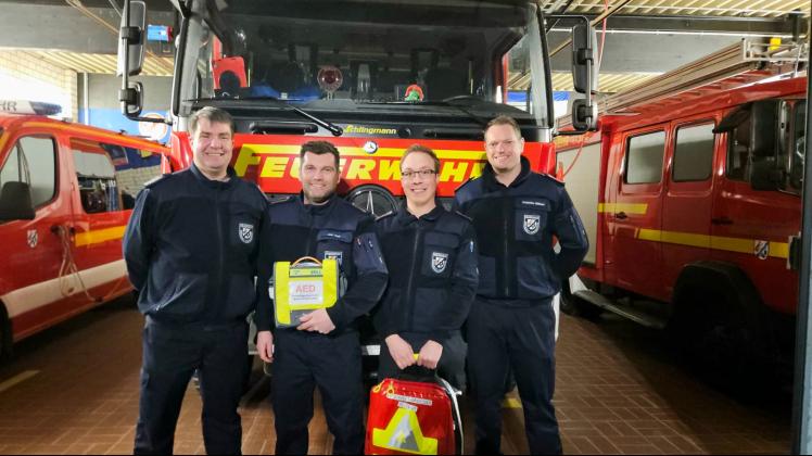 Die Freiwillige Feuerwehr Bokholt-Hanredder hat eine AED-Gruppe ins Leben gerufen: Wehrführer Matthias Adam (von links), die Gruppeleiter Jan Voß und Bennet Martens sowie der stellvertretende Wehrführer Christoffer Sühlsen.