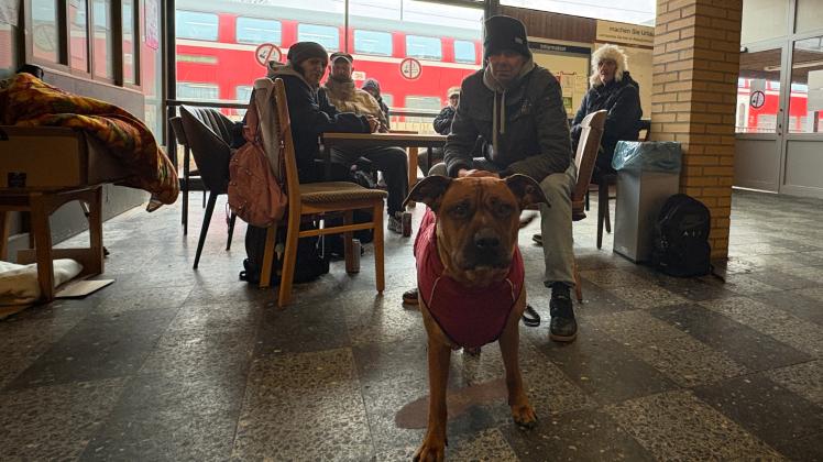 Obwohl es auch in der Bahnhofshalle kalt ist, kommen die Gäste der Bahnhofsmission täglich, um Gemeinschaft zu erleben. 