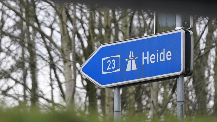 ARCHIV - 15.02.2022, Hamburg: Ein Richtungsschild mit der Aufschrift "Heide" an der Autobahn A23 steht an der Auffahrt Halstenbek-Krupunder. Die A23 soll ab Juli 2022 vom Dreieck Nordwest in Richtung Pinneberg saniert werden. (zu dpa: «A23 bei Tornesch in der Nacht stundenlang voll gesperrt») Foto: Marcus Brandt/dpa +++ dpa-Bildfunk +++