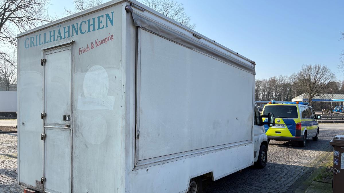 Highway Health Hazard: German Police Shut Down Unsanitary Chicken Truck on A1
