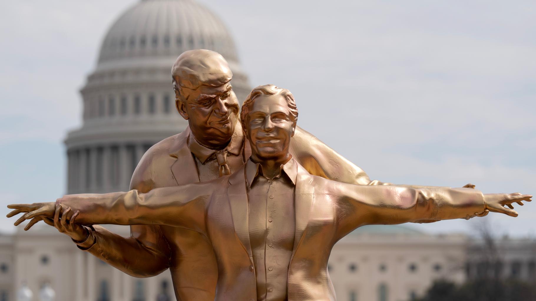 Skurrile Statue von Trump und Epstein sorgt für Aufsehen – was hinter dieser Aktion steckt
