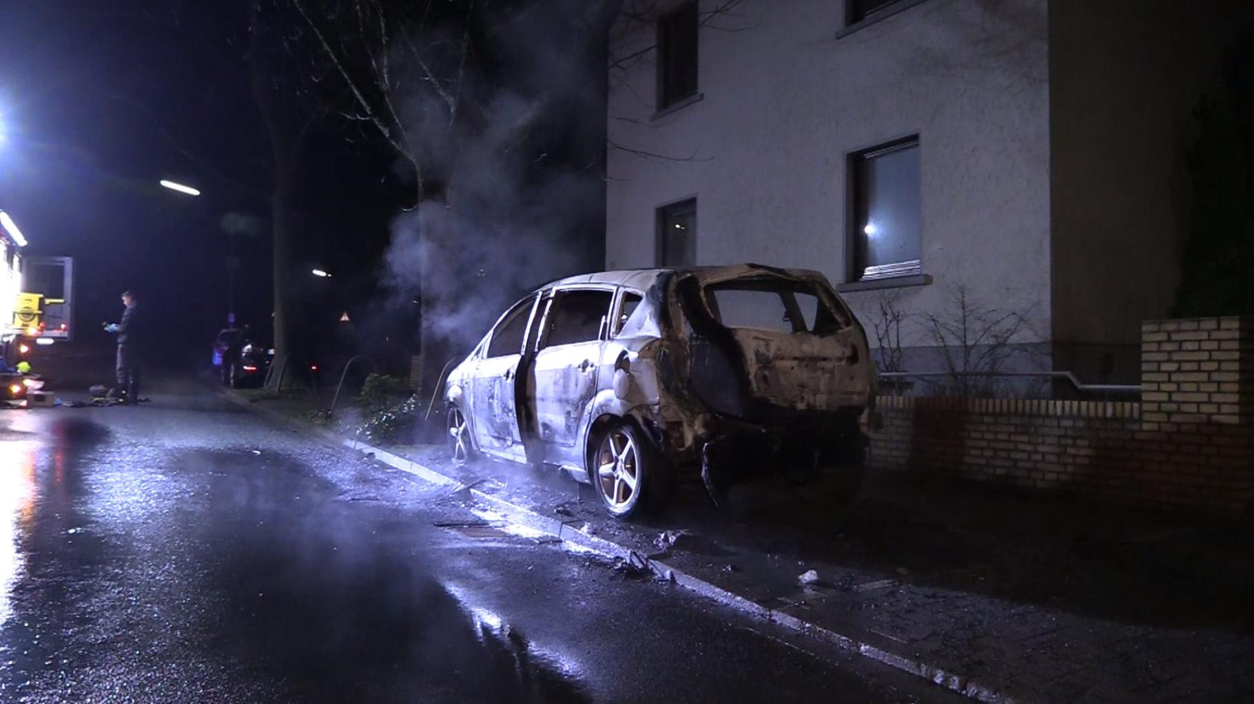 Geparktes Auto gerät in der Nacht in Osnabrück in Brand: Polizei ermittelt zur Ursache und sucht Zeugen
