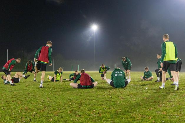 Fokussiert und intensiv: So gehen die Spieler des TuS Berge in jedes Training. Fokussiert und intensiv: So gehen die Spieler des TuS Berge in jedes Training.