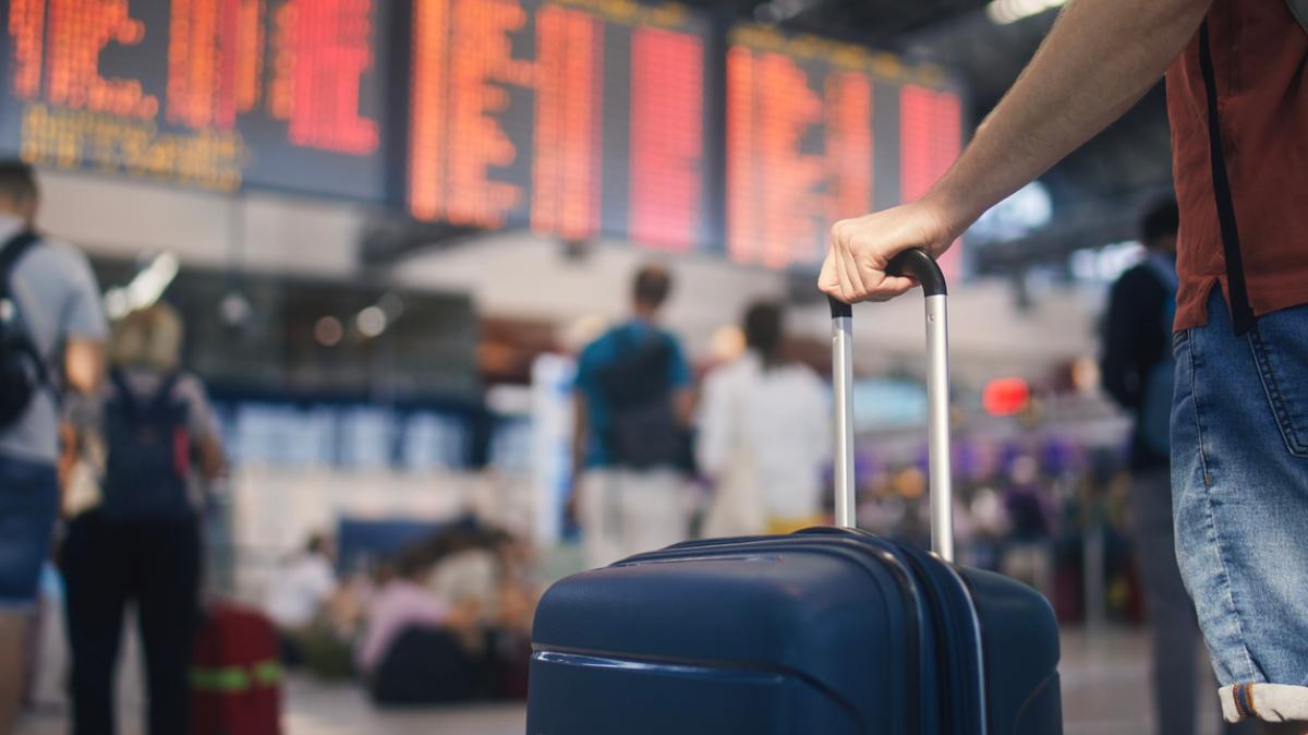 Was Arbeitnehmer tun müssen, wenn sie im Urlaub festsitzen