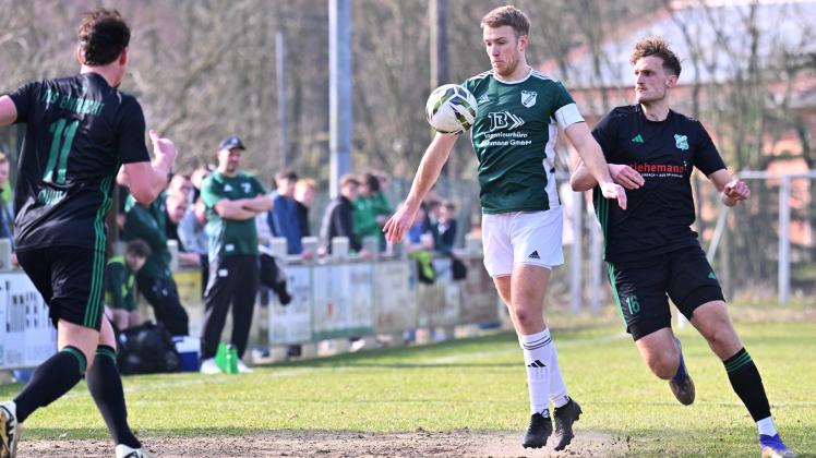 Die Saison läuft gut für die Grün-Weißen: Springt der TuS Berge um Kapitän Jost Nehrenhaus (Mitte) am Ende auf Platz eins in der Bezirksliga? Kamper-Foto,Jost Nehrenhaus, Tus Berge - Tus Eintracht Rulle, Berge in Gr n, Bezirksliga Weser Ems 5 Herren, 08.03.2026, Fu ball, Saison 2025/2026, Fu ball, Berge, ,