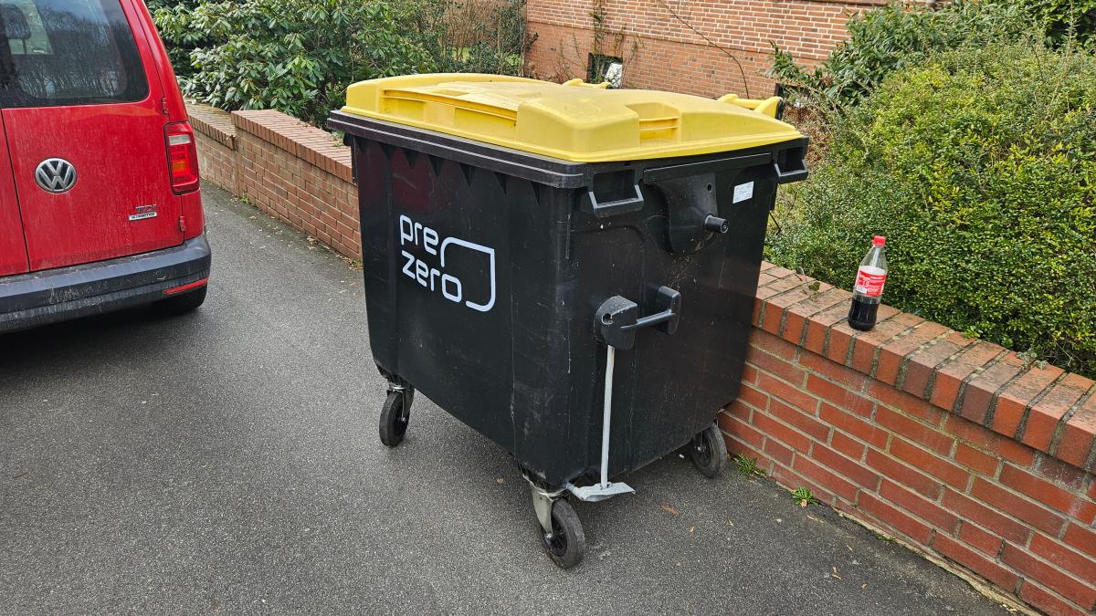 Prezero Paper Container Müll-Problem mit Happy End: Prezero liefert Container für Plastik