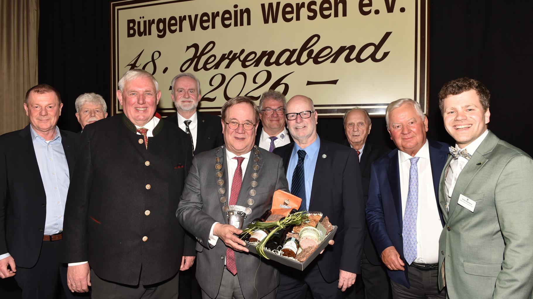 „Auch mal lachen“: Armin Laschet beim Herrenabend in Wersen zum Krautkönig gekrönt