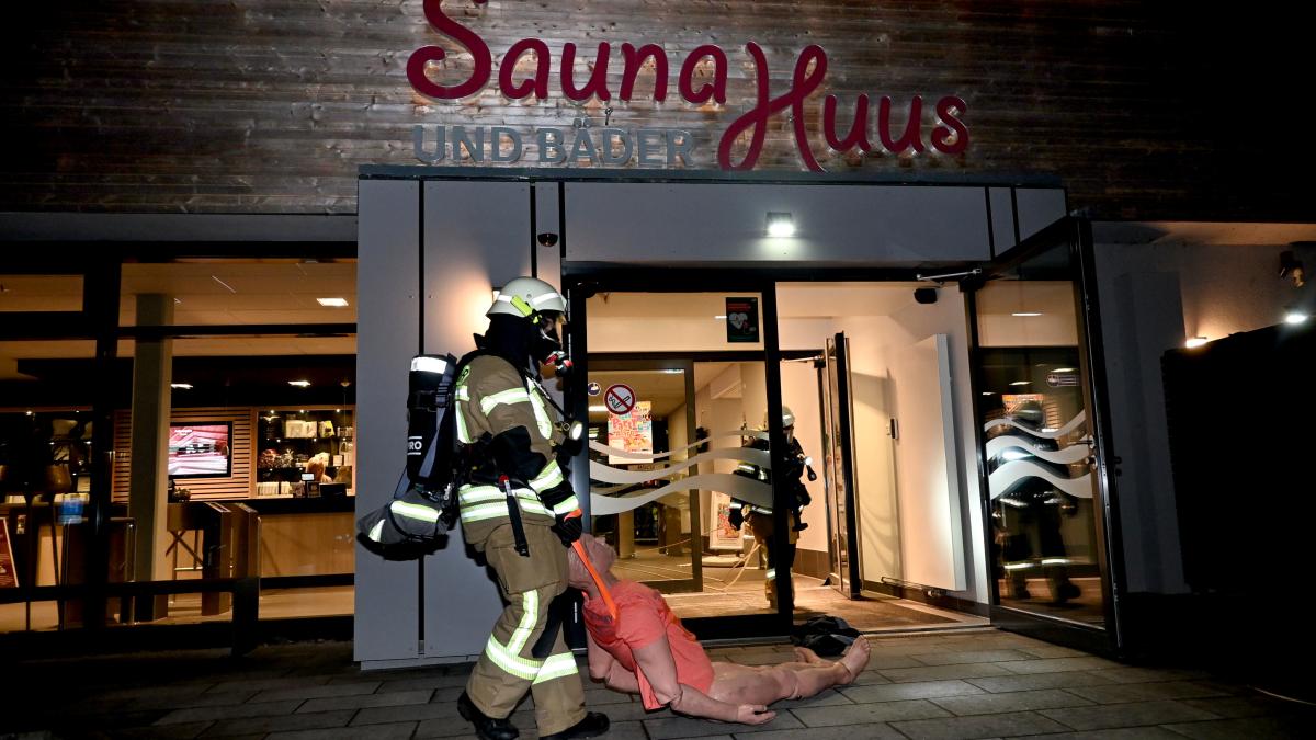 Übung im Saunahuus Ganderkesee: Feuerwehr rettet 100 Frauen