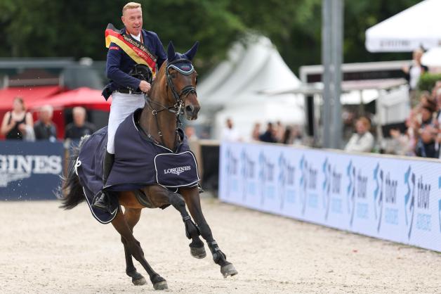 Dusche Rally Champagner-Dusche: Wie Mario Stevens zum dritten Mal DM-Gold hol