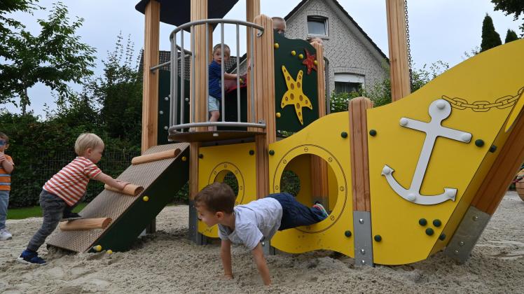 Kleinkinder wagen sich auf erstem Themenspielplatz auf hohe See
