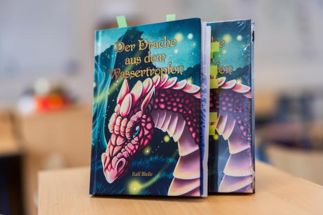 Το βιβλίο μόλις κυκλοφόρησε. Το βιβλίο μόλις κυκλοφόρησε.