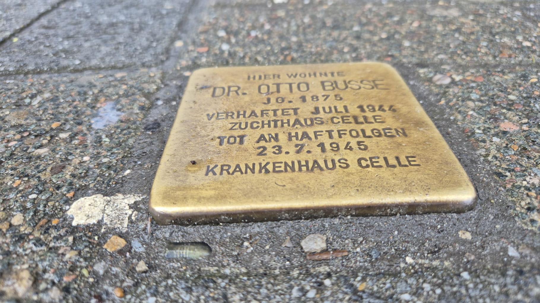 Wie ein Stolperstein in Osnabrück Klarheit in die Familiengeschichte eines Kriegskindes bringt