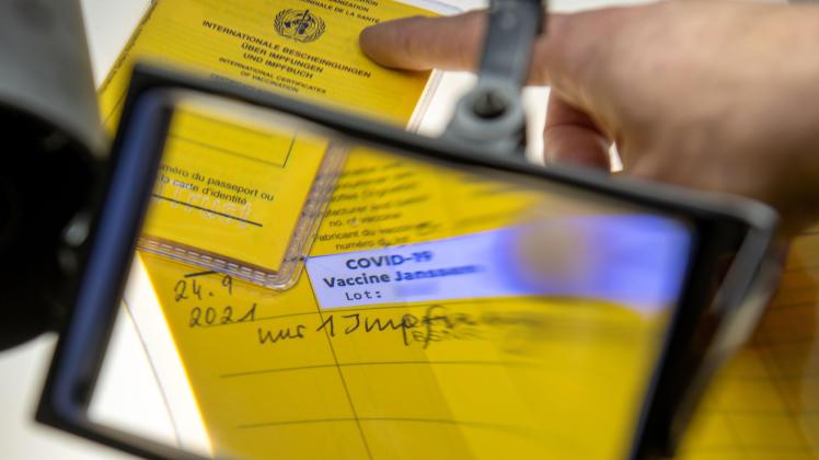 Strafe Zeichen Gefälschter Impfausweis: 17-Jähriger muss 300 Euro Strafe zahlen