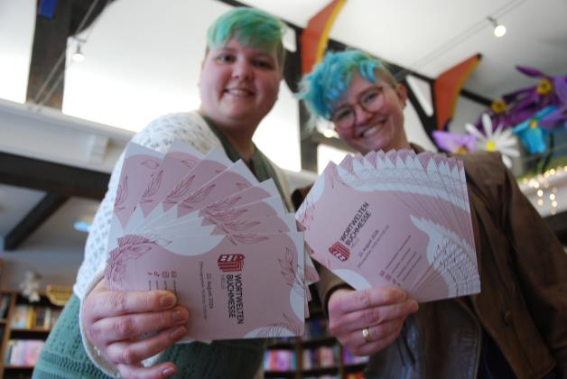 Η Lena και ο Mo Weinert ελπίζουν ότι η έκθεση βιβλίου τον Αύγουστο θα έχει μεγάλη προσέλευση.