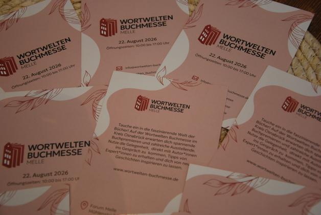 Η Lena και ο Mo Weinert διαφημίζουν την πρώτη Έκθεση Βιβλίου Meller με δημιουργικά σχεδιασμένα φυλλάδια.