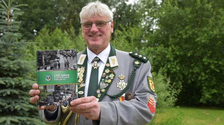 Ronald Reimer stellt die Dinklager Schützenchronik vor